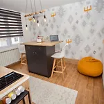 Mak - Free Parking - Balcony Apartment *