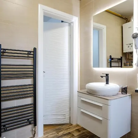 Mak - Free Parking - Balcony Apartment