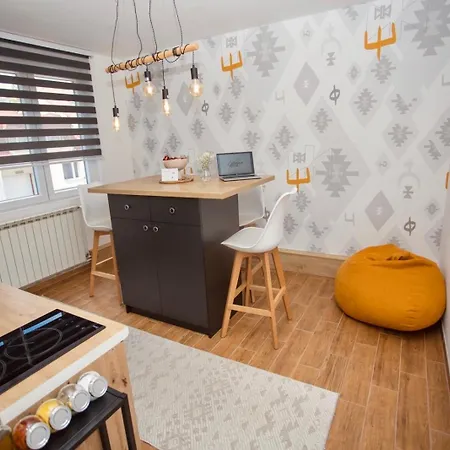 Mak - Free Parking - Balcony Apartment *